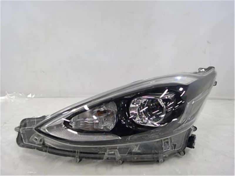Used]Right Headlight TOYOTA Aqua 2018 DAA-NHP10 8111052M10 - BE