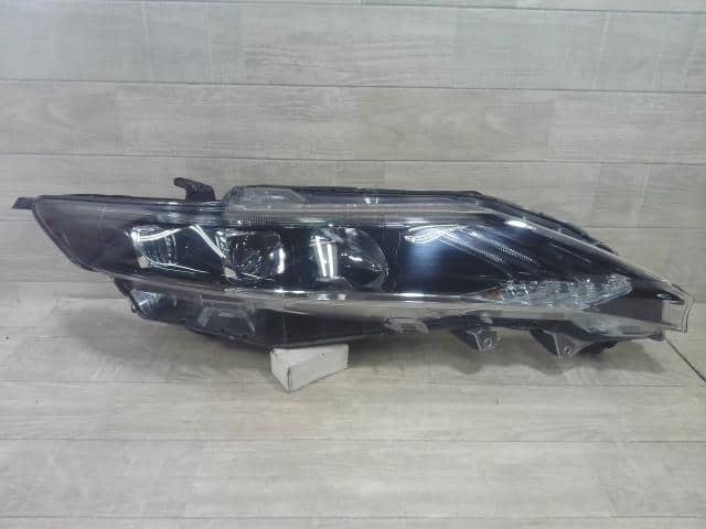 Used]Right Headlight TOYOTA Harrier 2016 DBA-ZSU65W 8111048440