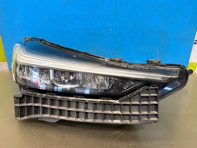 Used]Right Headlight HONDA Vezel 2016 DBA-RU1 33100T7AJ01 - BE