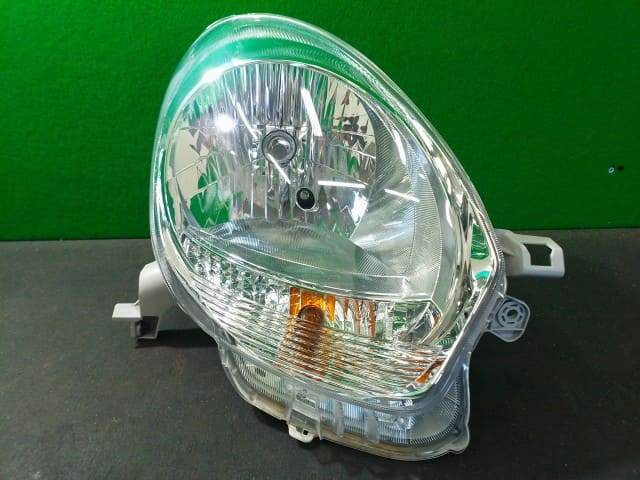 Used]Harrier ZSU60W Right Headlight [14807360] - BE FORWARD Auto Parts