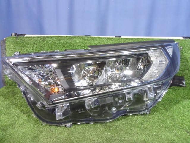 Used]Left Headlight TOYOTA RAV4 2021 6AA-AXAH54 8118542E00 - BE