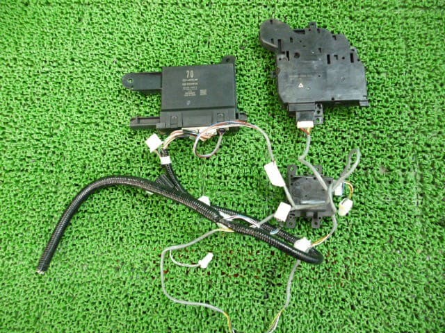Toyota Harrier Computer 8865048G72,2775008950(アンプリファイア)