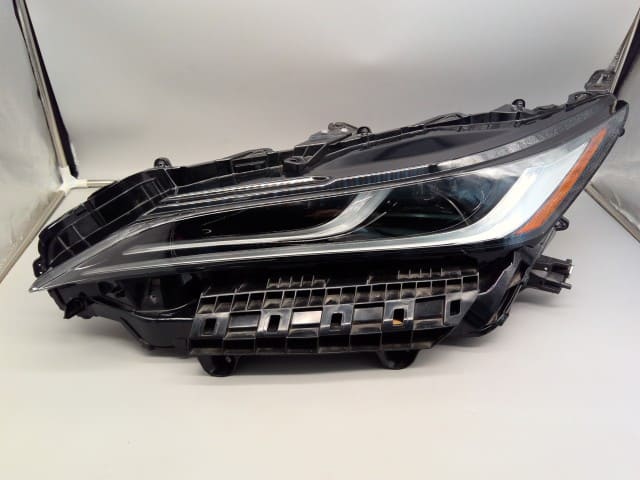Used]Right Headlight TOYOTA Harrier DBA-ASU60W 8114548E40 - BE
