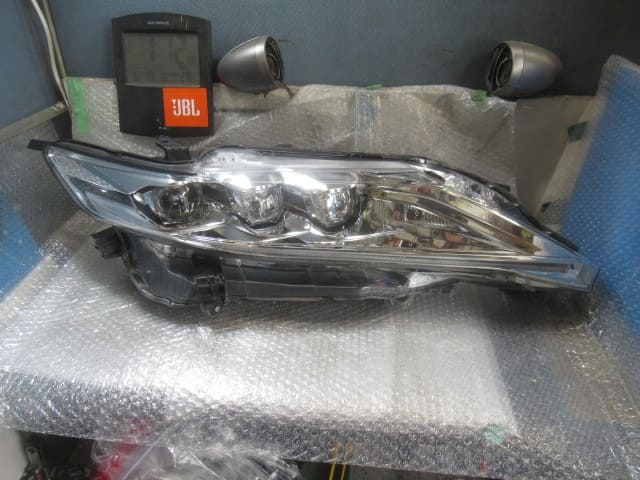 Used]Right Headlight TOYOTA Harrier DBA-ASU60W 8114548E40 - BE