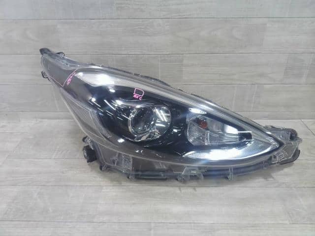 Used]Right Headlight TOYOTA Aqua 2018 DAA-NHP10 8111052M10 - BE