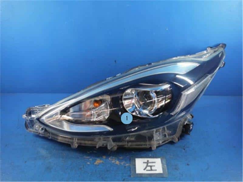 Used]Right Headlight TOYOTA Aqua 2018 DAA-NHP10 8111052M10 - BE