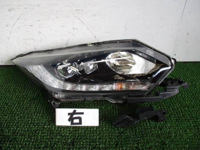 Used]Right Headlight HONDA Vezel DBA-RU1 33100T7AJ11 - BE FORWARD