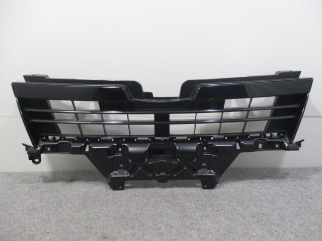 Used] Radiator Grille TOYOTA Noah ZWR80G 53111-28680 - BE