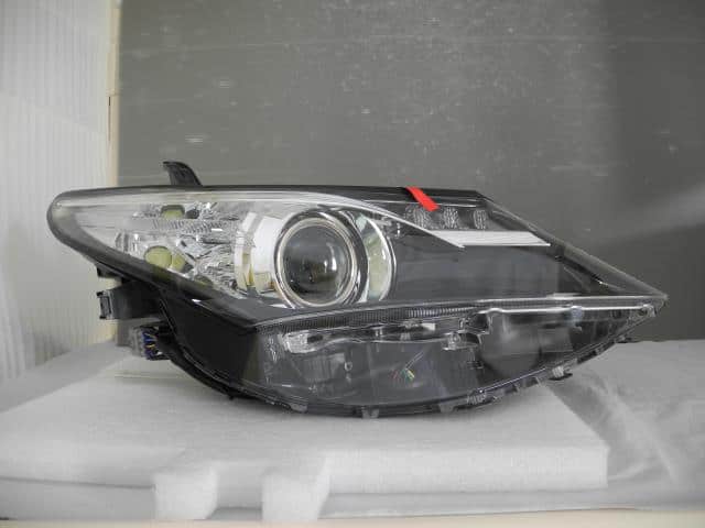 Used]Right Headlight TOYOTA Auris DBA-ZRE186H 8114512G21 - BE