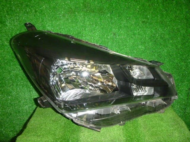 TOYOTA ヴィッツ 右側ヘッドライト81130-52G91 TOYOTA ヴィッツ 右側ヘッドライト81130-52G91 ヴィッツ DBA