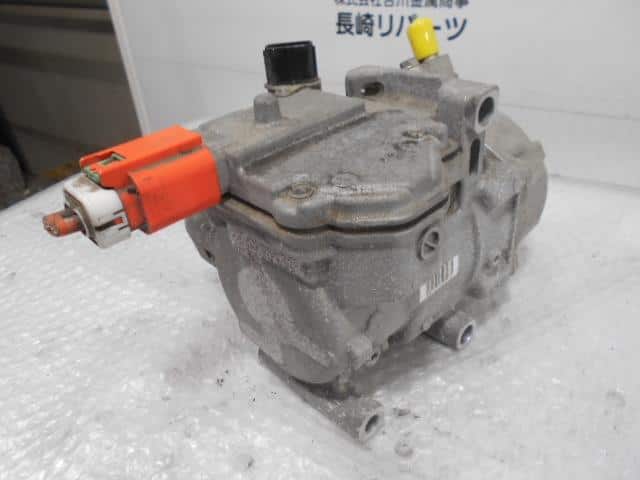 Used]Prius ZVW30 air conditioner compressor [14705728] - BE