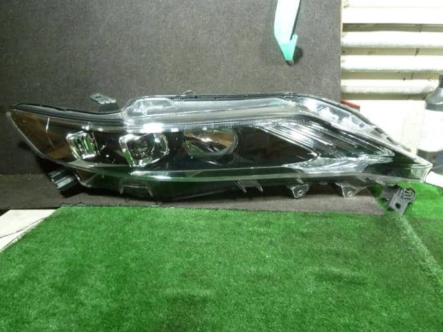 Used]Harrier ZSU60W Right Headlight [14807360] - BE FORWARD Auto Parts