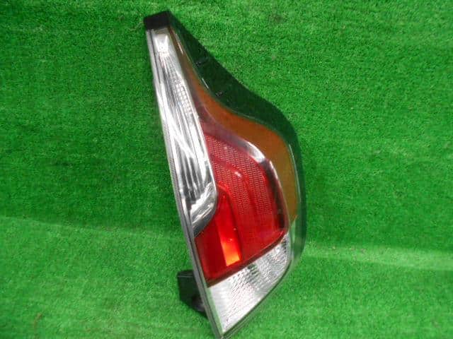 Used]Right Tail Light TOYOTA Aqua 2015 DAA-NHP10 8155152D01 - BE