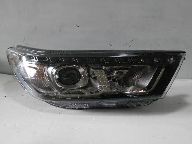 [Used] Right Headlight Ssangyong Tivoli 2017 - BE FORWARD Auto Parts