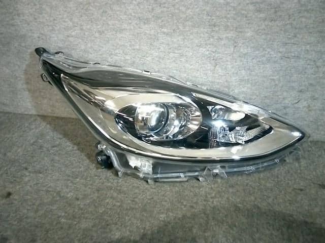 Used]Right Headlight TOYOTA Aqua 2018 DAA-NHP10 8111052M10 - BE