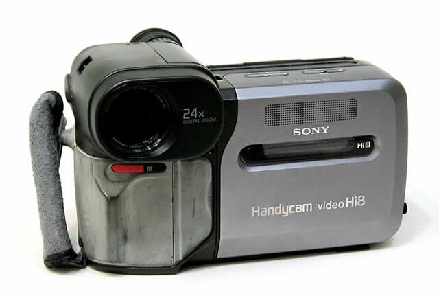 安いオンラインショッピング 動作OK！SONYの液晶Hi8/8ミリビデオカメラ/CCD-RV100 - arclineglobal.com