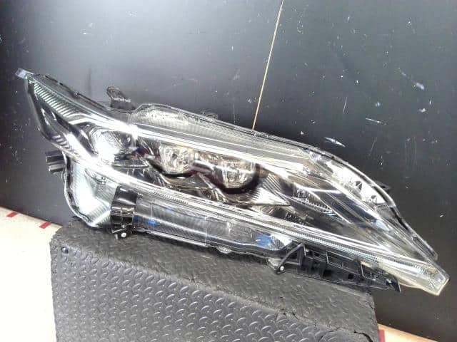 Used]Right Headlight TOYOTA Harrier DBA-ASU60W 8114548E40 - BE