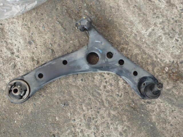 Used]Noah AZR60G Right Front Lower Arm 15521707 - BE FORWARD