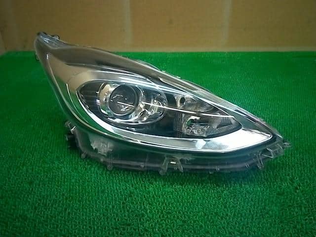 Used]Right Headlight TOYOTA Aqua 2018 DAA-NHP10 8113052M10 - BE