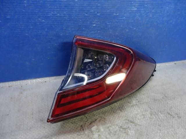 Used]Right Tail Light TOYOTA 2018 DAA-ZYX10 8155010420 - BE 