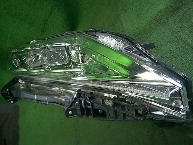 Used]Right Headlight TOYOTA Harrier 2019 DBA-ZSU60W 8114548E30