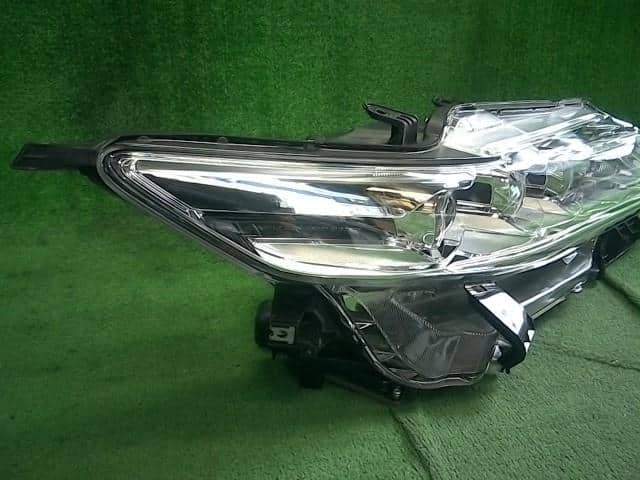 Used]Right Headlight TOYOTA Harrier 2019 DBA-ZSU60W 8114548E30