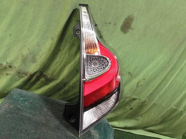 Used]Right Tail Light TOYOTA Aqua 2018 DAA-NHP10 8155152D50 - BE