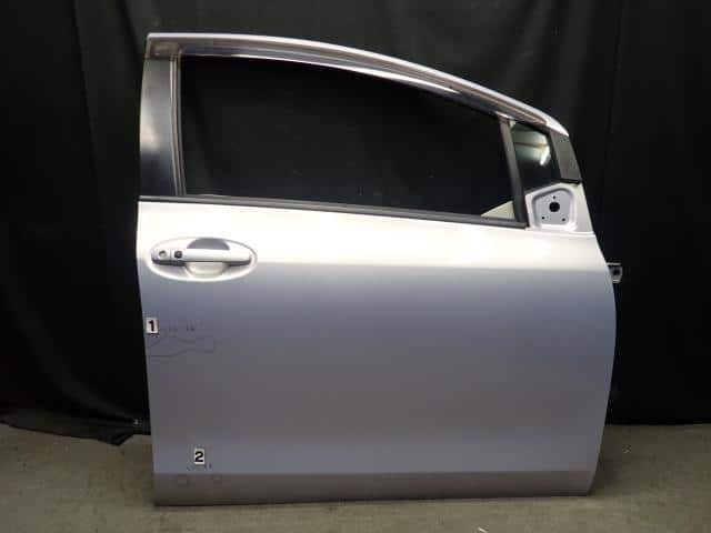 ヴィッツ DBA-KSP130 黒 209 右フロントドアAssy 67001-52500 15237084 ヴィッツ DBA-KSP130 黒 209 右フロントドアAssy 67001-52500 15237084
