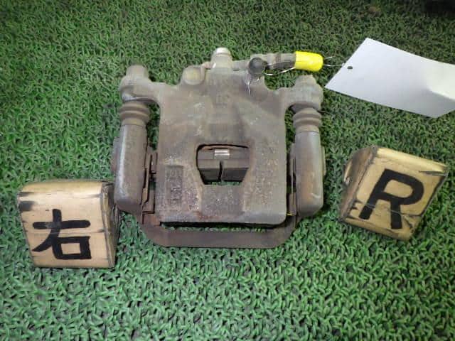 セレナ DBA-CNC25 右Rキャリパー 44001-CY70A c25 セレナ キャリパーの 