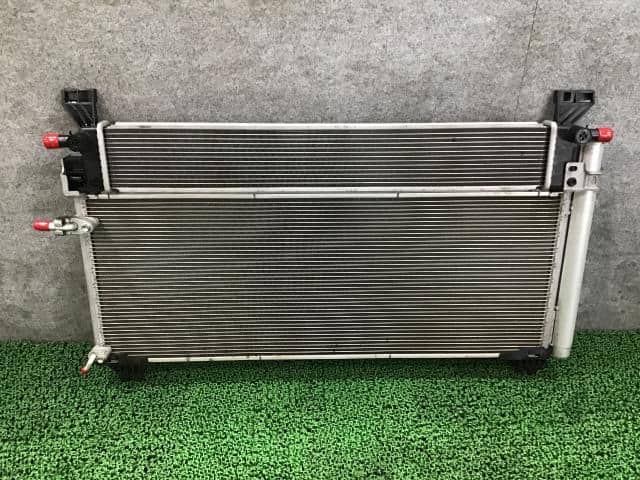Used]Condenser TOYOTA Voxy 2014 DAA-ZWR80G 8846028660 - BE