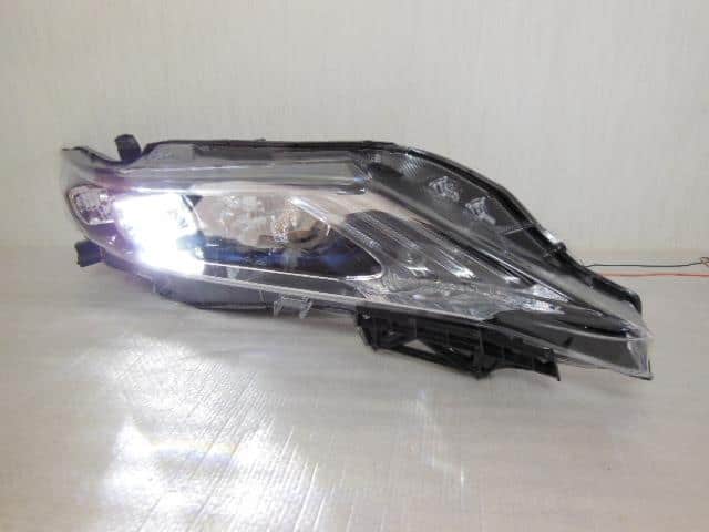 Used]Right Headlight TOYOTA Harrier 2016 DBA-ZSU60W 8114048440