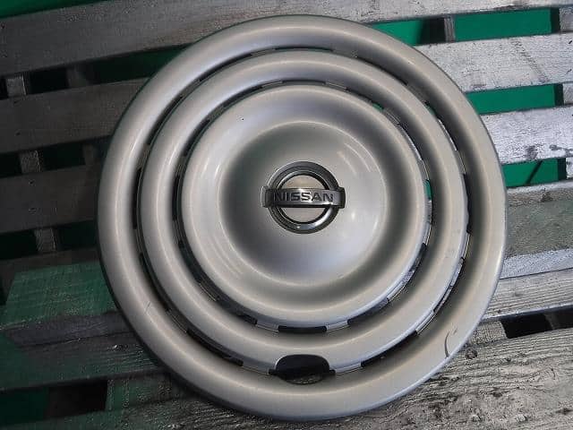 Used Cube BZ11 hubcap BE FORWARD Auto Parts