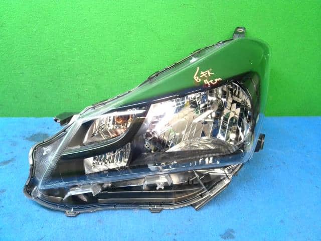 Used]Left Headlight TOYOTA Vitz 2015 DBA-NSP135 8115052G81 - BE