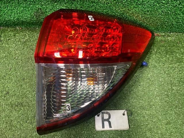 [Used]Vezel RU1 Right Tail Lamp 33502T7AJ31