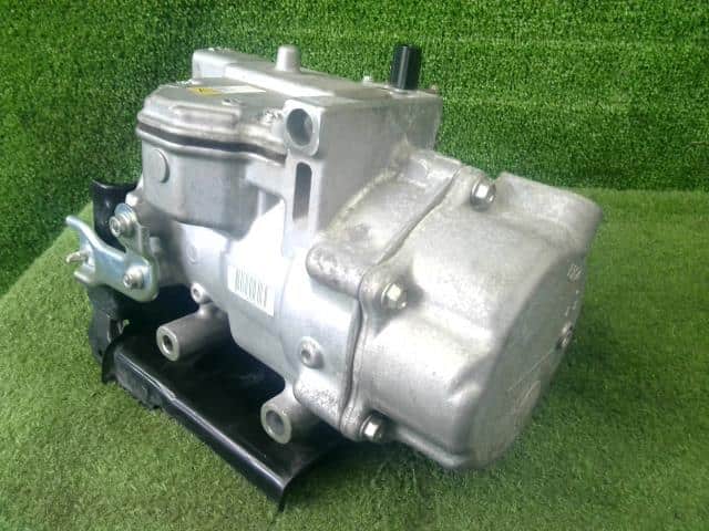 Used]A/C Compressor TOYOTA Voxy 2018 DAA-ZWR80W 8837028030 - BE