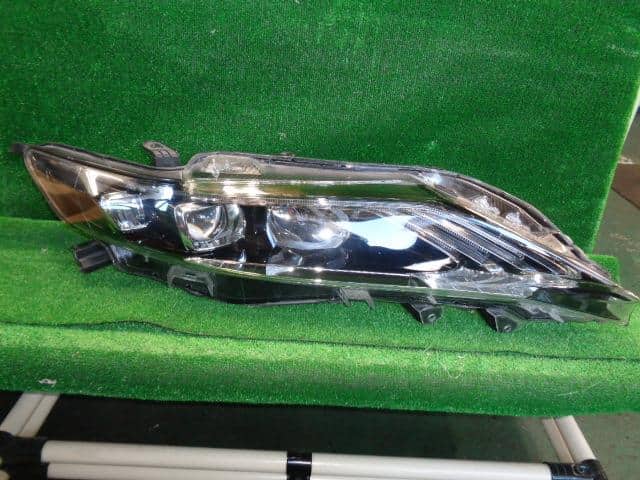 Used]Right Headlight TOYOTA Harrier 2014 DBA-ZSU60W 8114048440