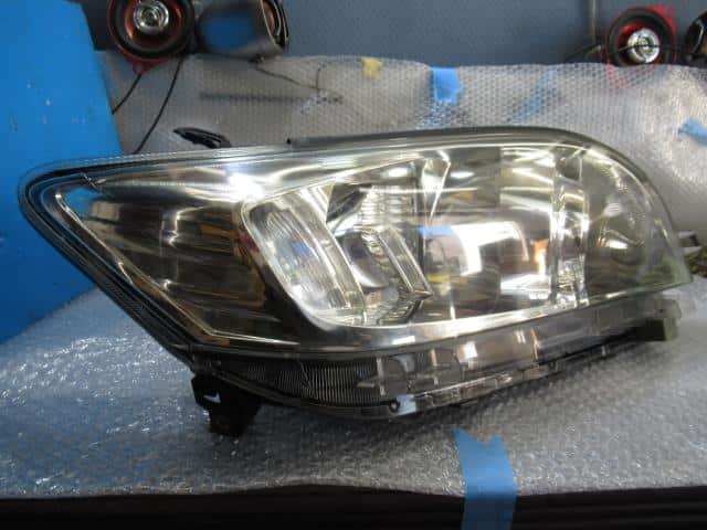 Used]Vanguard ACA33W Right Headlight 8114542381 - BE FORWARD Auto