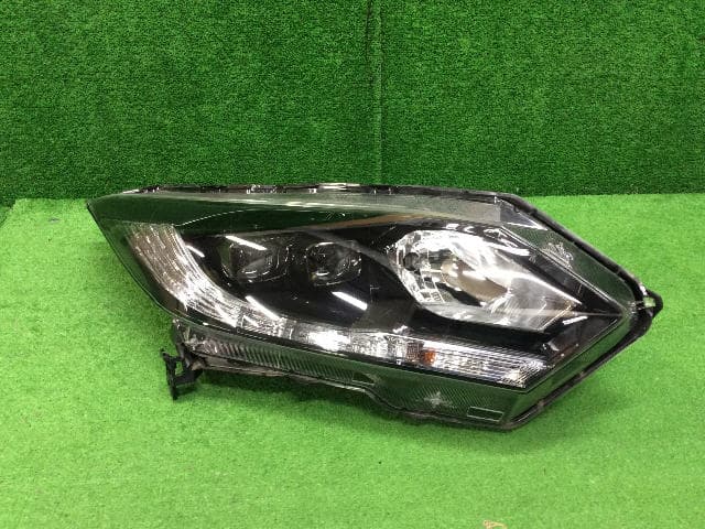 Used]Right Headlight HONDA Vezel 2017 DAA-RU3 33100T7BJ21 - BE