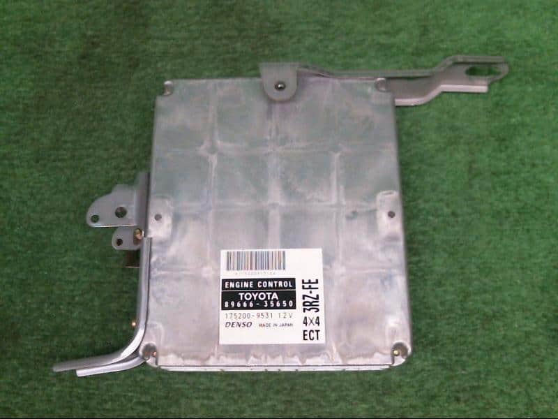 Used]Engine Control Unit / ECU TOYOTA Hilux Surf 2003 LA-RZN215W