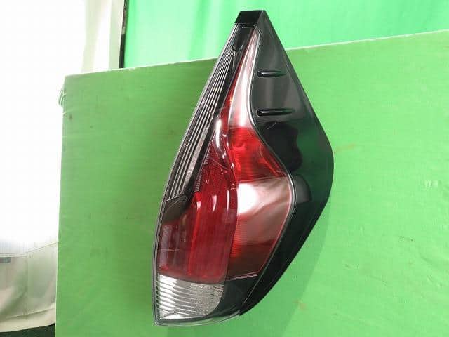 Used]Right Tail Light TOYOTA Aqua 2017 DAA-NHP10 8155052D31 - BE