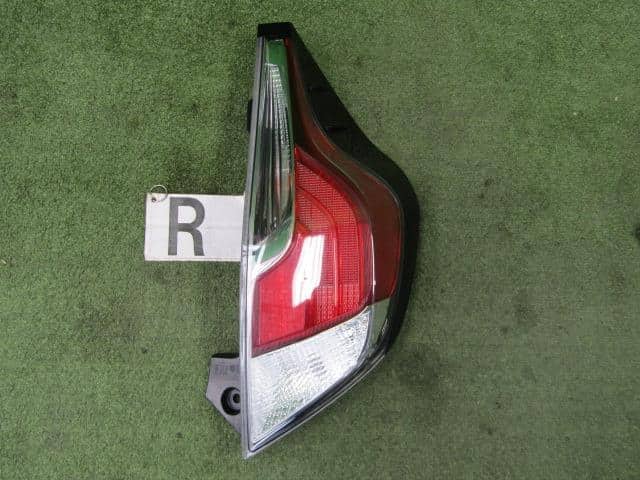 Used]Right Tail Light TOYOTA Aqua 2015 DAA-NHP10 8155152D00 - BE