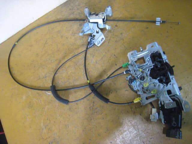 Used]Door Lock Solenoid TOYOTA Noah 2007 DBA-ZRR70G 6963028150