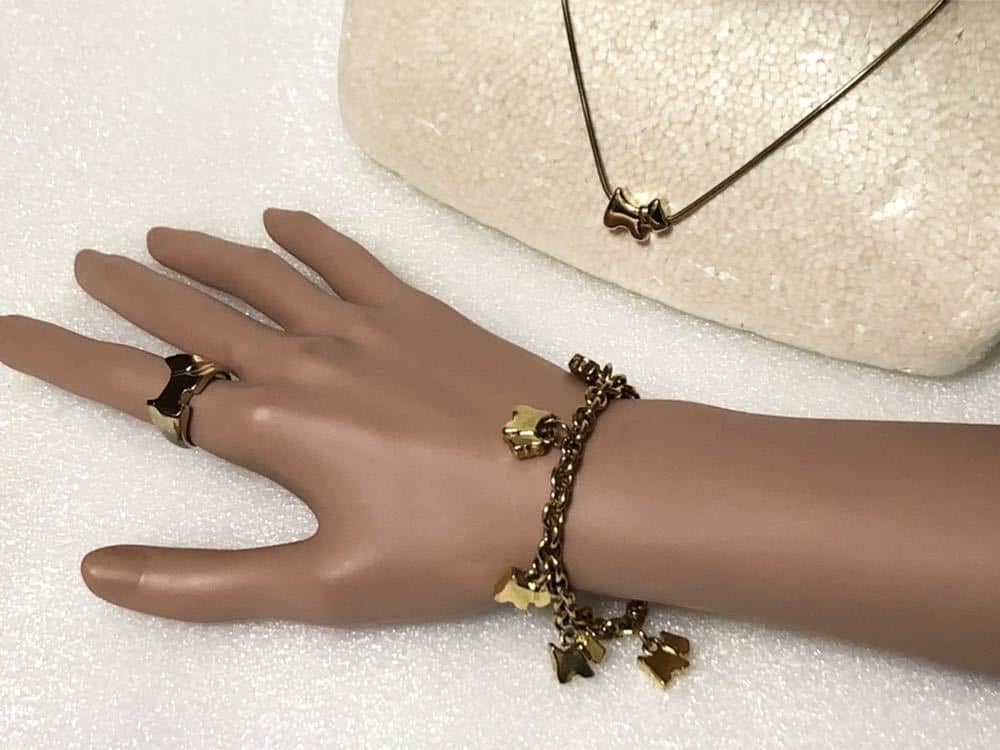 Agatha necklace dog 2025