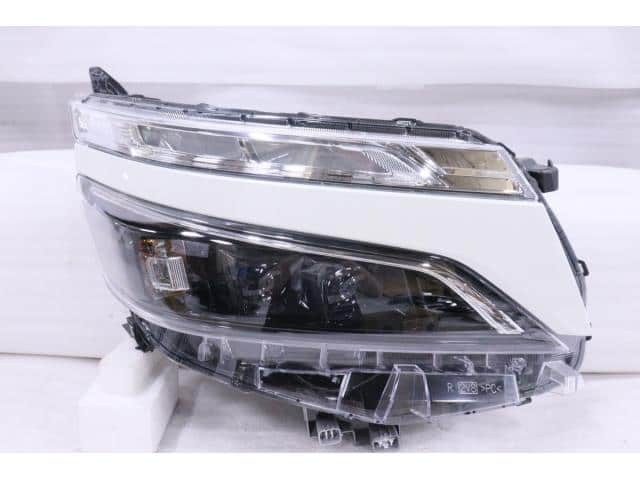 [Used]Right Headlight TOYOTA Voxy 2017 DBA-ZRR80W 8113028J10 - BE ...