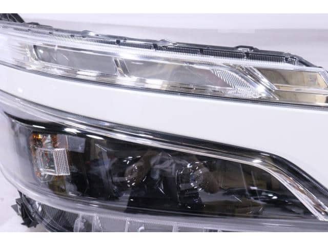 [Used]Right Headlight TOYOTA Voxy 2017 DBA-ZRR80W 8113028J10 - BE ...