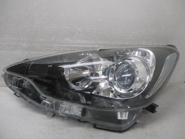 Used]Left Headlight TOYOTA Aqua 2013 DAA-NHP10 8115052G70 - BE