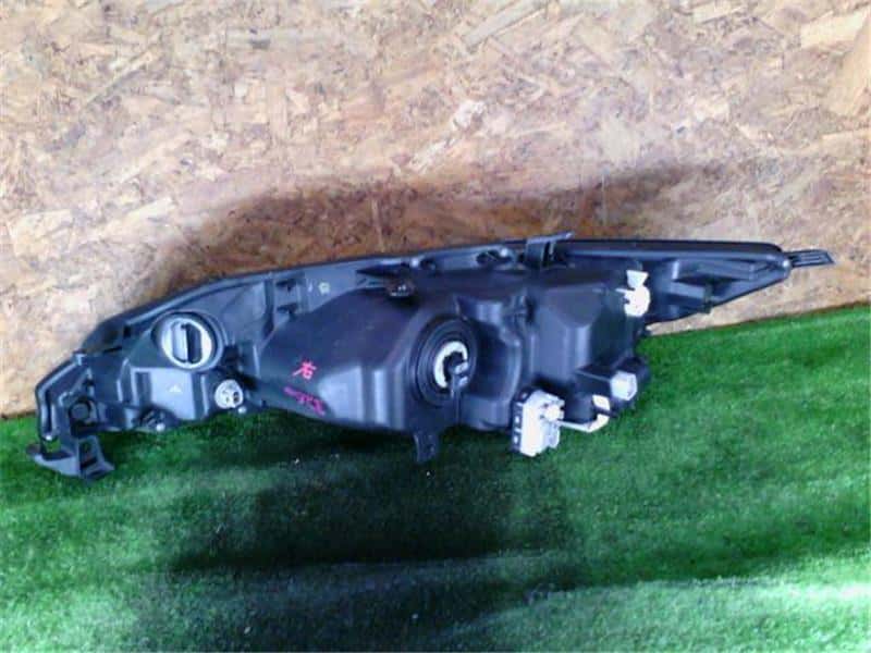 Used]Right Headlight TOYOTA Harrier 2014 DBA-ZSU60W 8111048440