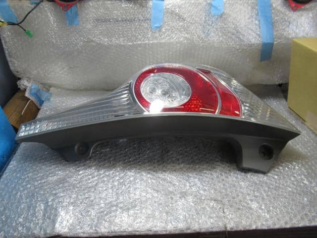 Used]Right Tail Light TOYOTA Aqua DAA-NHP10 8155152A86 - BE