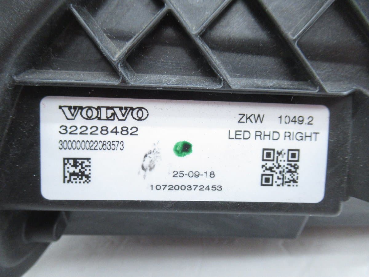 Used]Volvo V40 MB Late Model Genuine Right headlight LED [32228482 