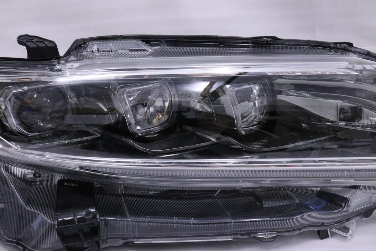 Used]13-1966 ☆Good Condition ☆Late Model LED ASU60W Harrier